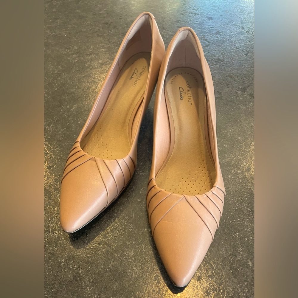 Clark’s kitten heel pumps 6.5